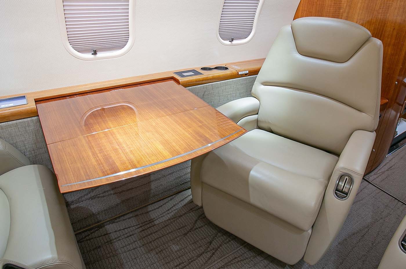 Challenger 300 S/N 20182 Cabin 3