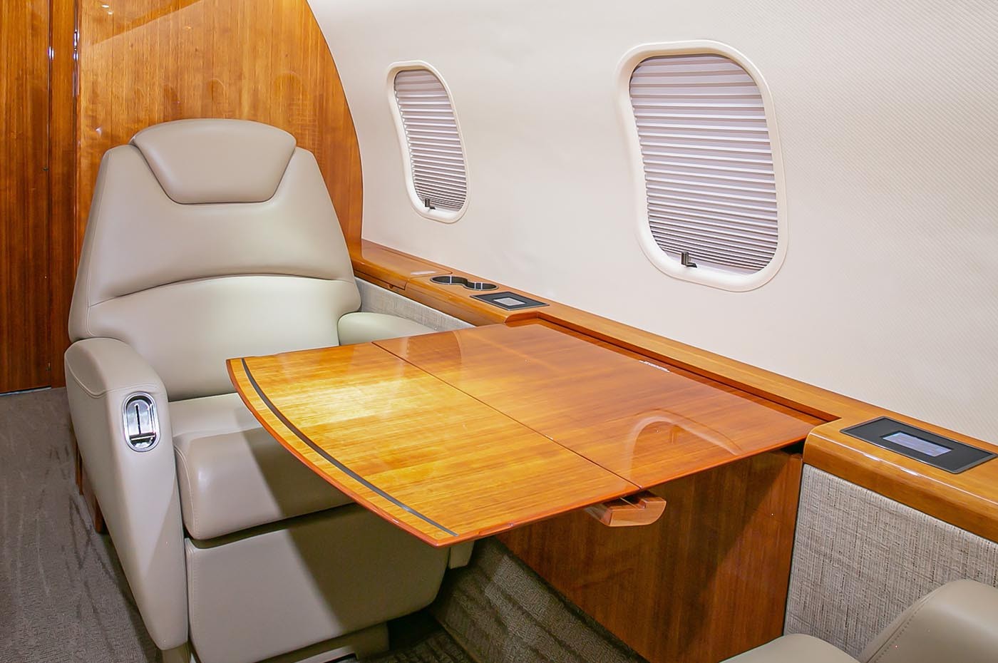 Challenger 300 S/N 20182 Cabin 4