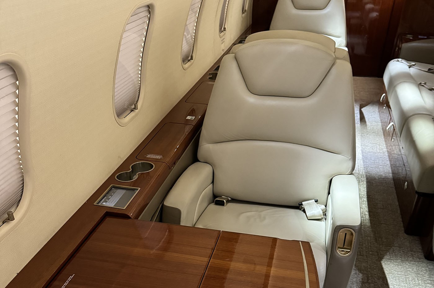 Challenger 300 20197 Cabin 2