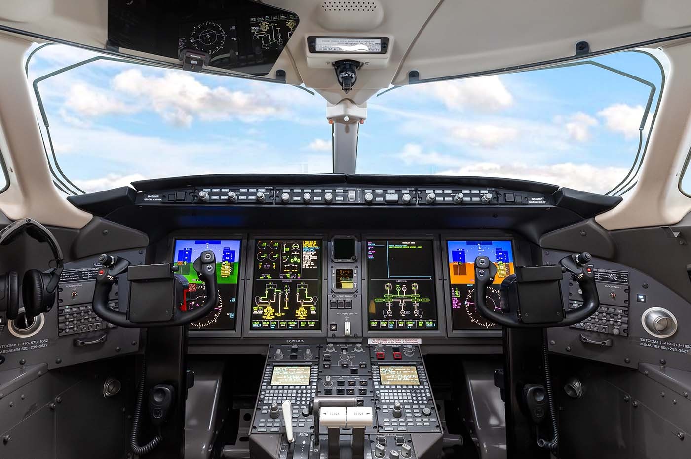 Challenger 300 S/N 20420 Cockpit