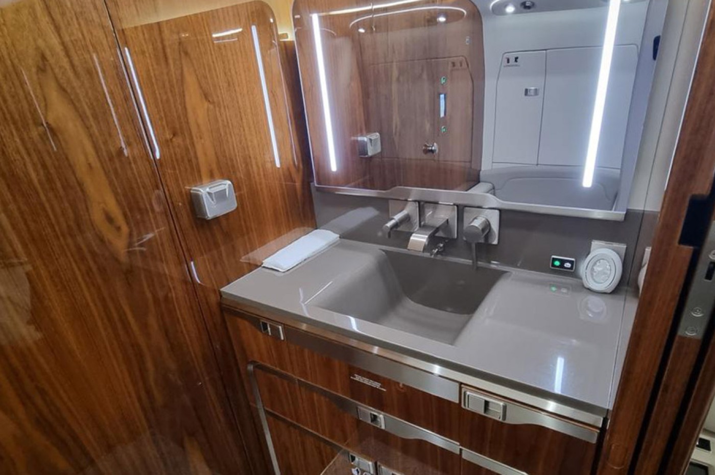 Challenger 350 S/N 20676 Lavatory