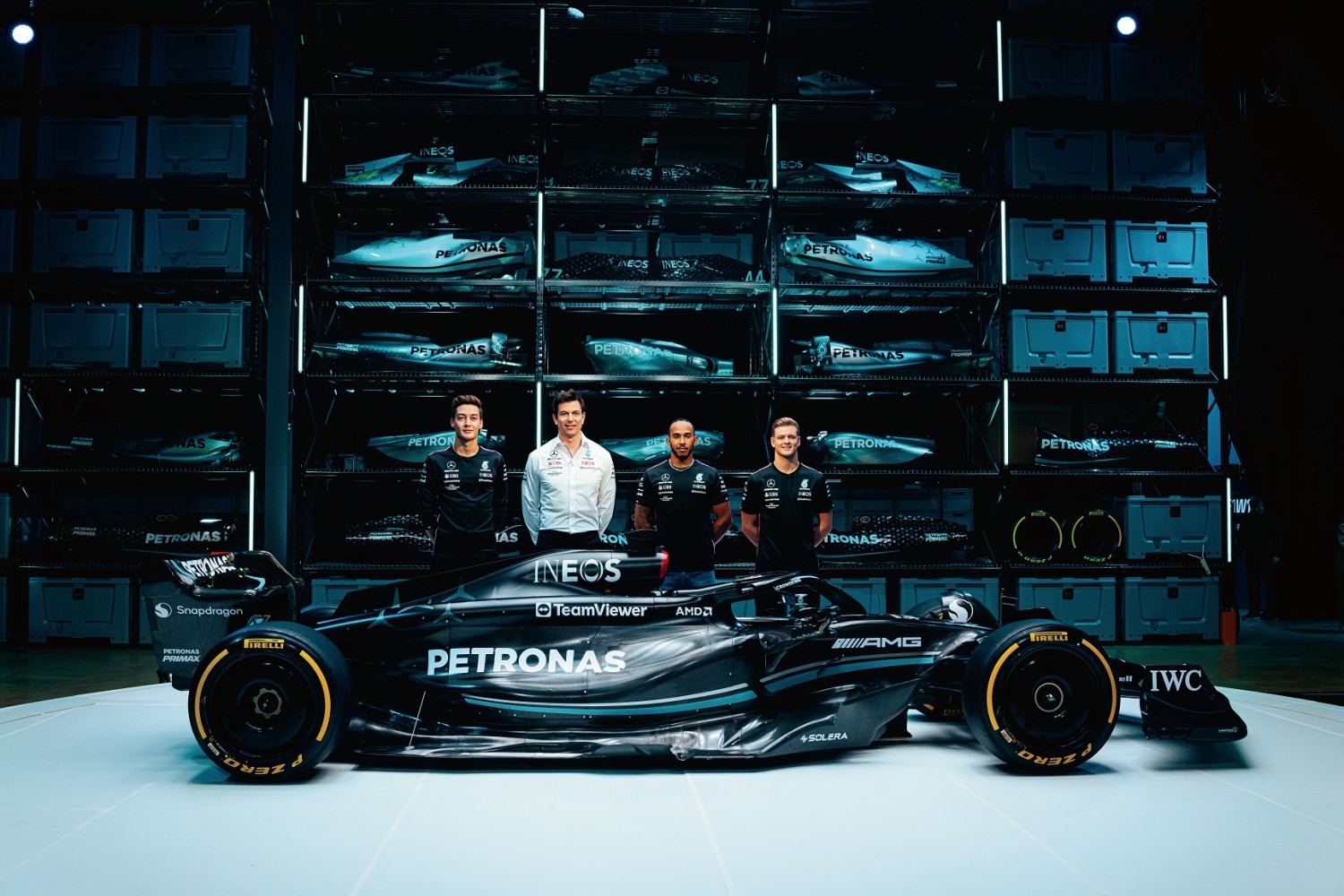 Toto Wolff avec les pilotes de F1 (de gauche à droite) George Russell, Lewis Hamilton et Mick Schumacher